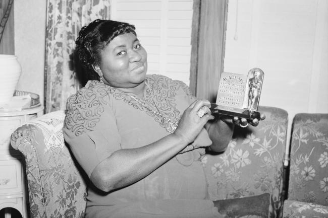 Hattie McDaniel holds Academy Award