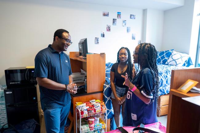 President Vinson listens to two students as he visits the new resides of College Hall North. (Photographer: Justin D. Knight) 