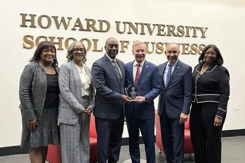 Dupont CEO Ed Breen poses with Howard University School of Business administrators 