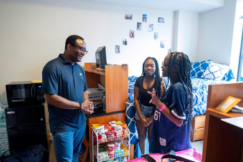 President Vinson listens to two students as he visits the new resides of College Hall North. (Photographer: Justin D. Knight) 