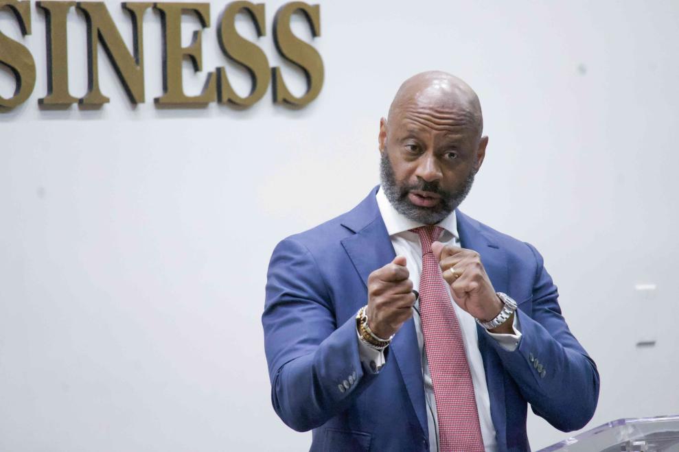 Mason lecturing at Howard Biz School 
