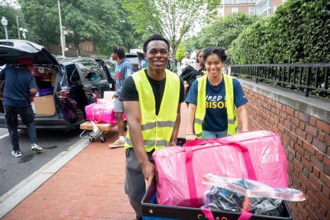 Students with cart at Move In 2025