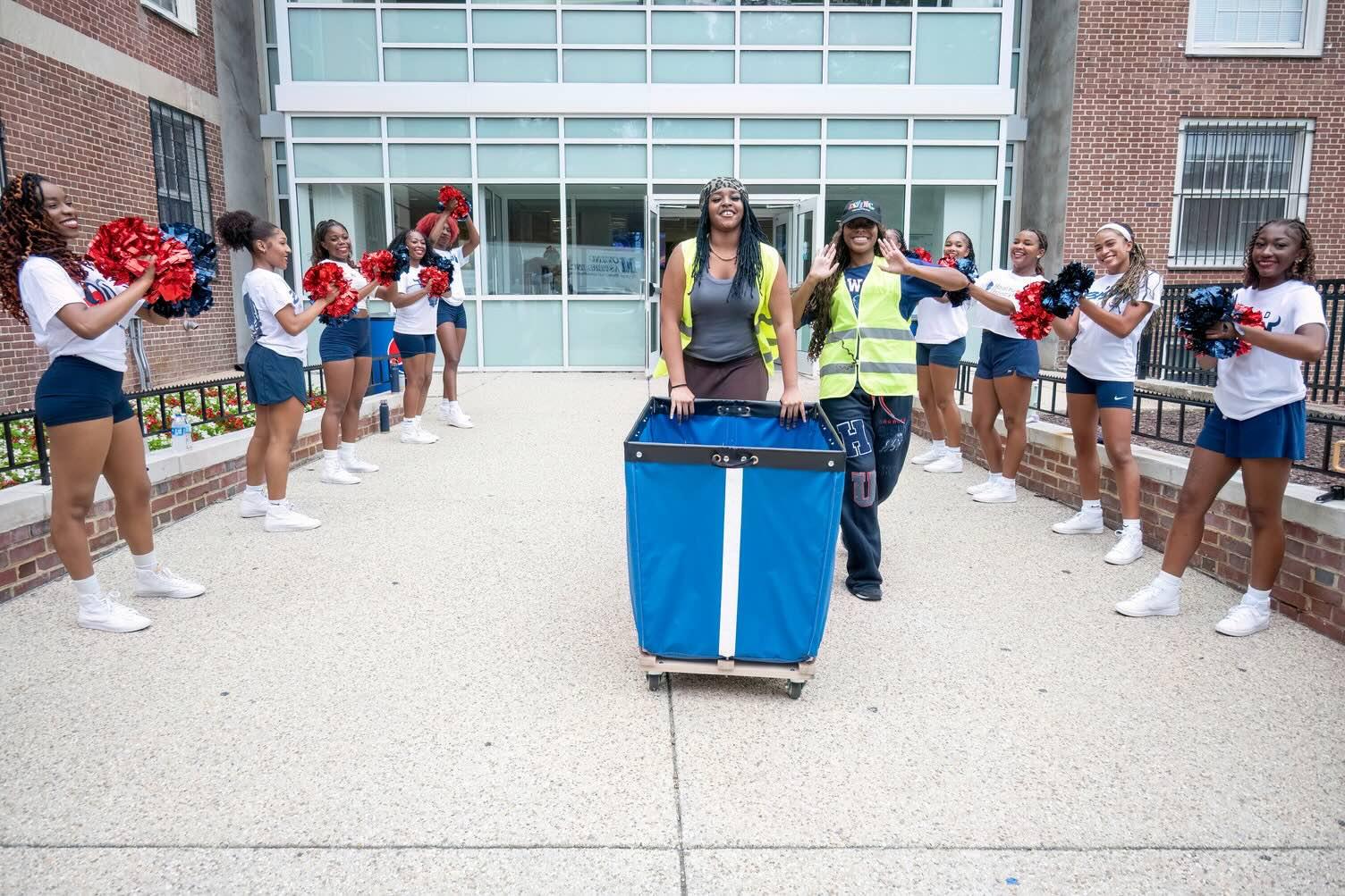 Students have their belongings transported at Move_In 2025