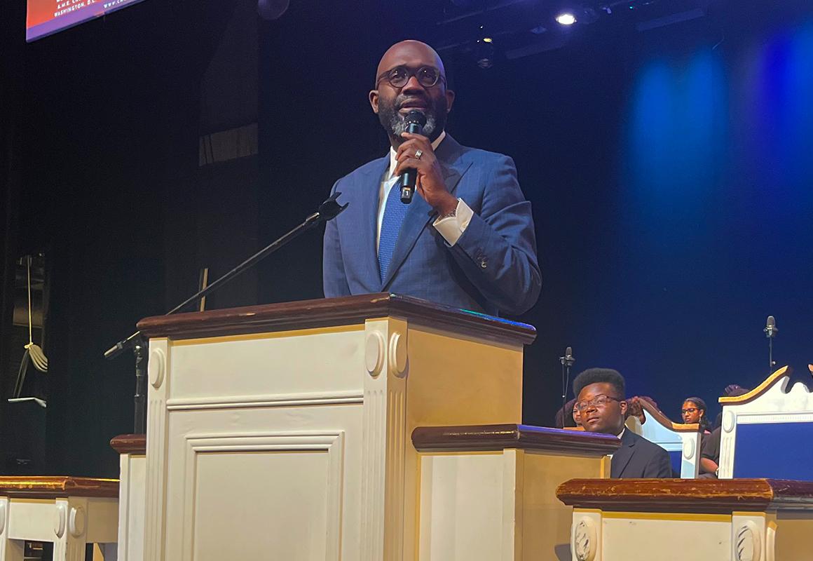 Rev. William Lamar IV at Howard's Chapel service